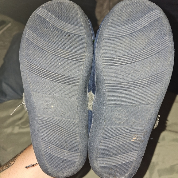 Boys slippers size 2-3 - Picture 2 of 2